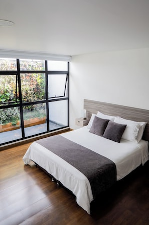 Ropa de cama de alta calidad y caja de seguridad en la habitación
