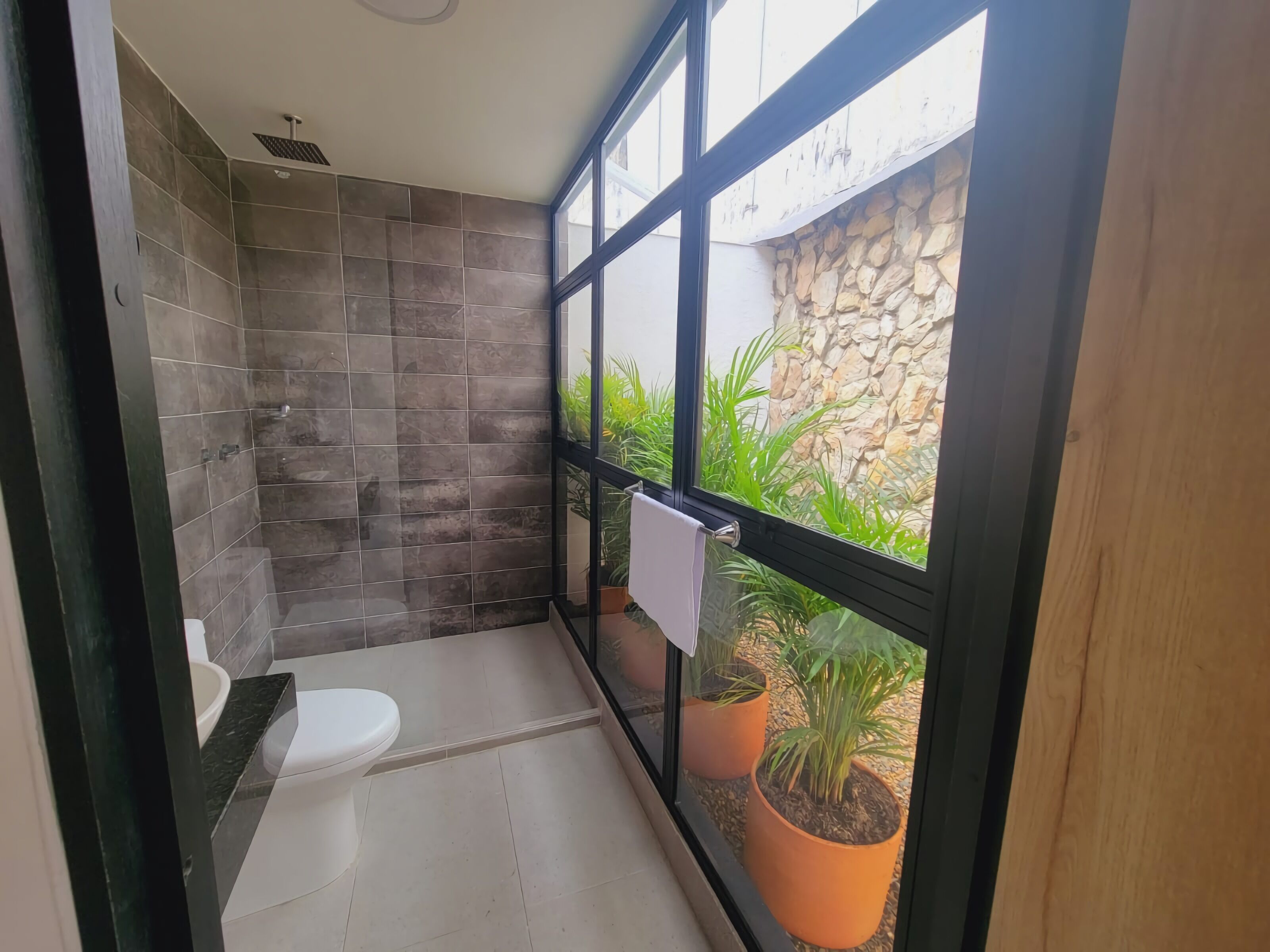 Ducha, artículos de tocador gratuitos, toallas