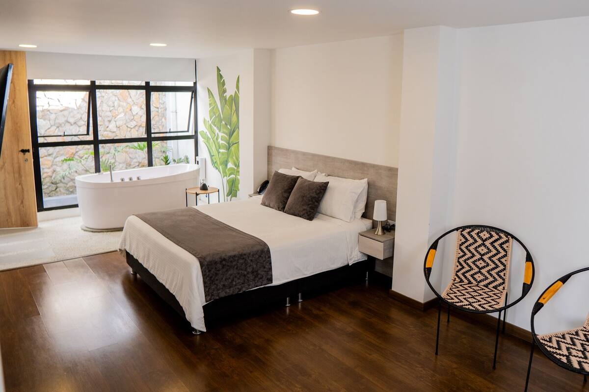 Elite Room | Premium bedding, in-room safe, desk, iron/ironing board