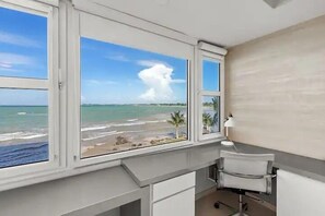 Apartment, 3 Bedrooms | 3 bilik tidur, peralatan tempat tidur premium, meja 