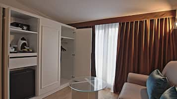 Minibar, bàn, nôi (giường cho trẻ sơ sinh) miễn phí
