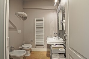 Dusche, kostenlose Toilettenartikel, Haartrockner, Bidet