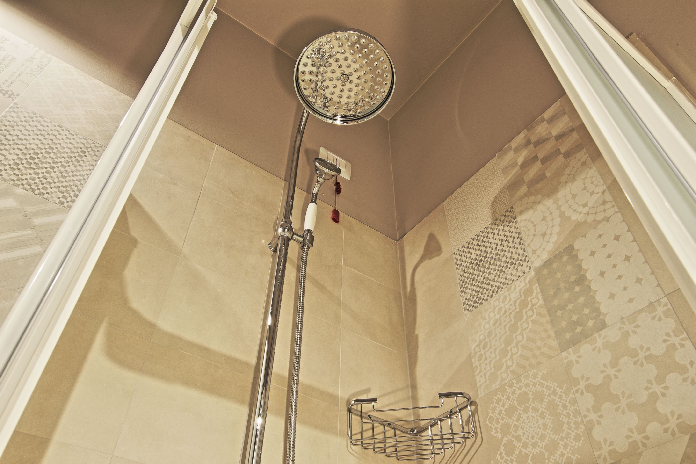 Dusche, kostenlose Toilettenartikel, Haartrockner, Bidet