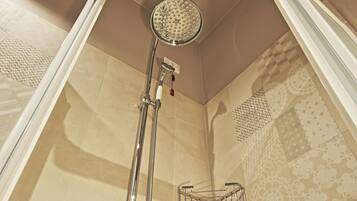 Dusche, kostenlose Toilettenartikel, Haartrockner, Bidet