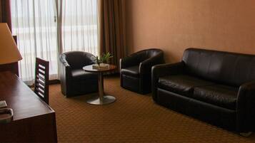 Suite Deluxe, 1 habitación, hidromasaje | Sala de estar | Televisión de pantalla plana de 32 pulgadas con canales por cable