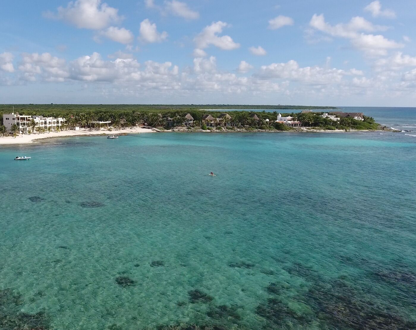 Une station balnéaire dotée d’eaux turquoise cristallines, d’une plage de sable fin et de bungalows sur pilotis.