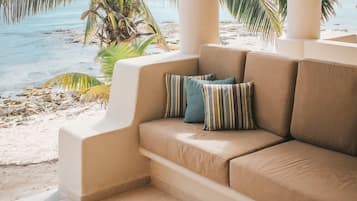 Habitación doble estándar, 2 camas Queen size, vista al océano, frente al mar | Terraza o patio