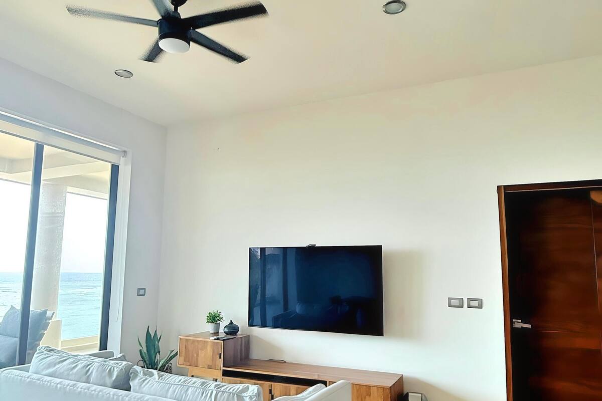 Suite familiar | Área de sala de estar | Televisión de pantalla plana de 49 pulgadas con canales digitales