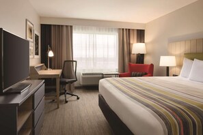 Escritorio, espacio para trabajar con laptop y cortinas blackout 