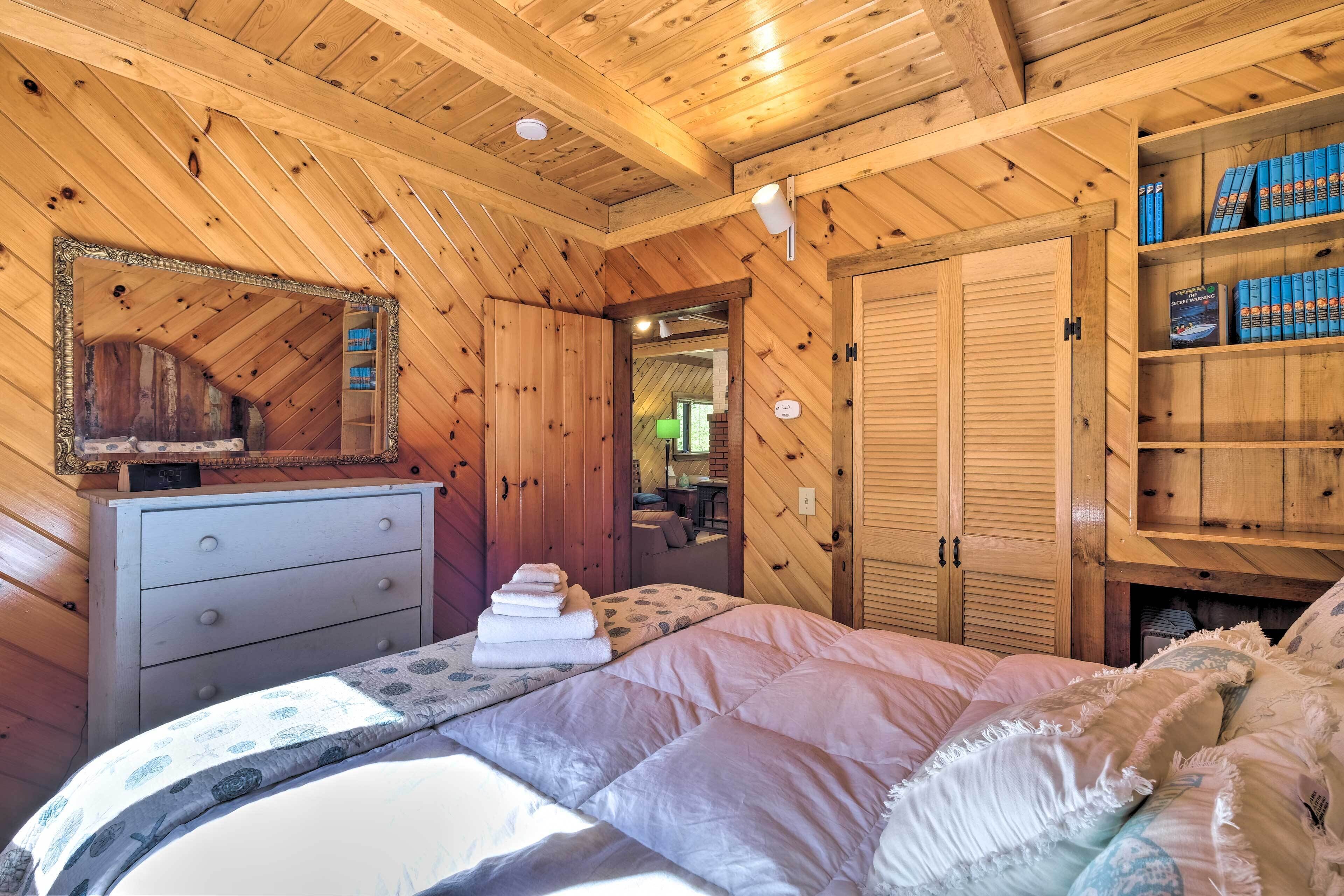 3 bedrooms, iron/ironing board, internet, bed sheets