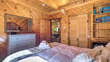 3 bedrooms, iron/ironing board, internet, bed sheets