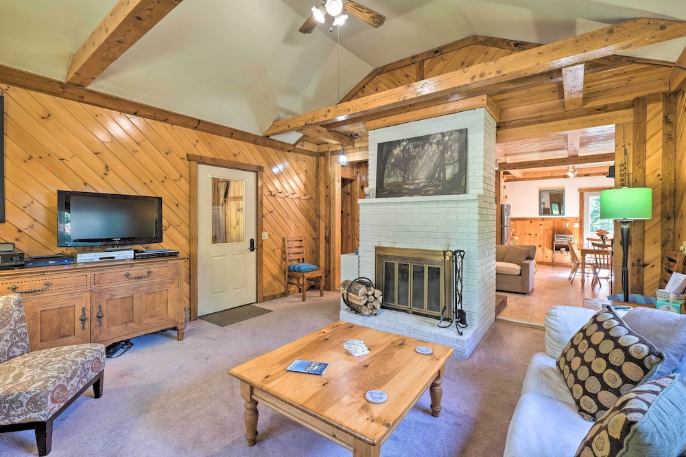 Boothbay Harbor Cabin w/Spacious Deck & Yard!