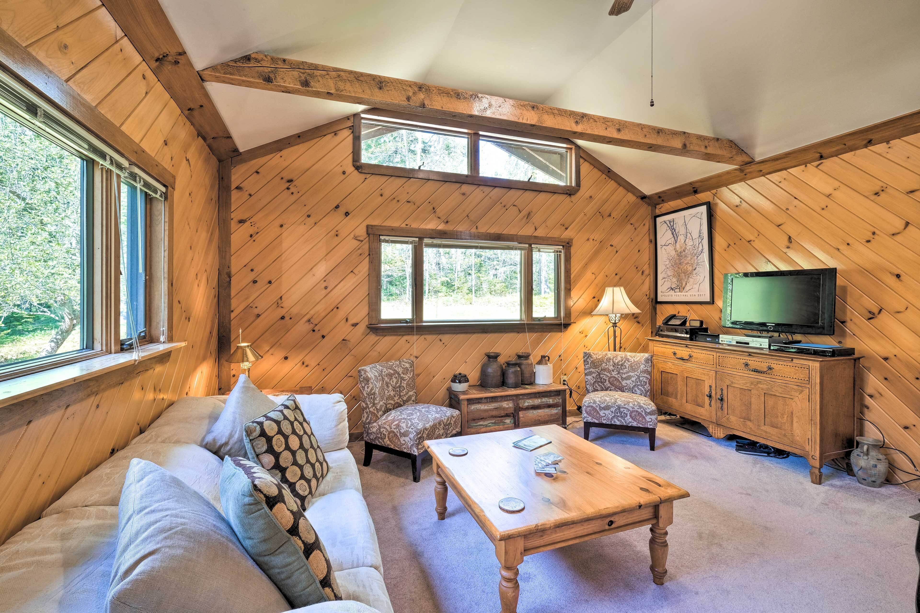 Boothbay Harbor Cabin w/Spacious Deck & Yard!