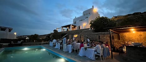 Una piscina al aire libre, tumbonas