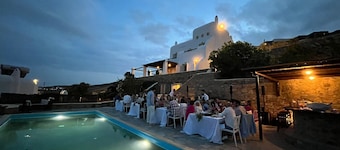 Relax N Experience Our Traditional Villa With Private Pool And 5-star reviews