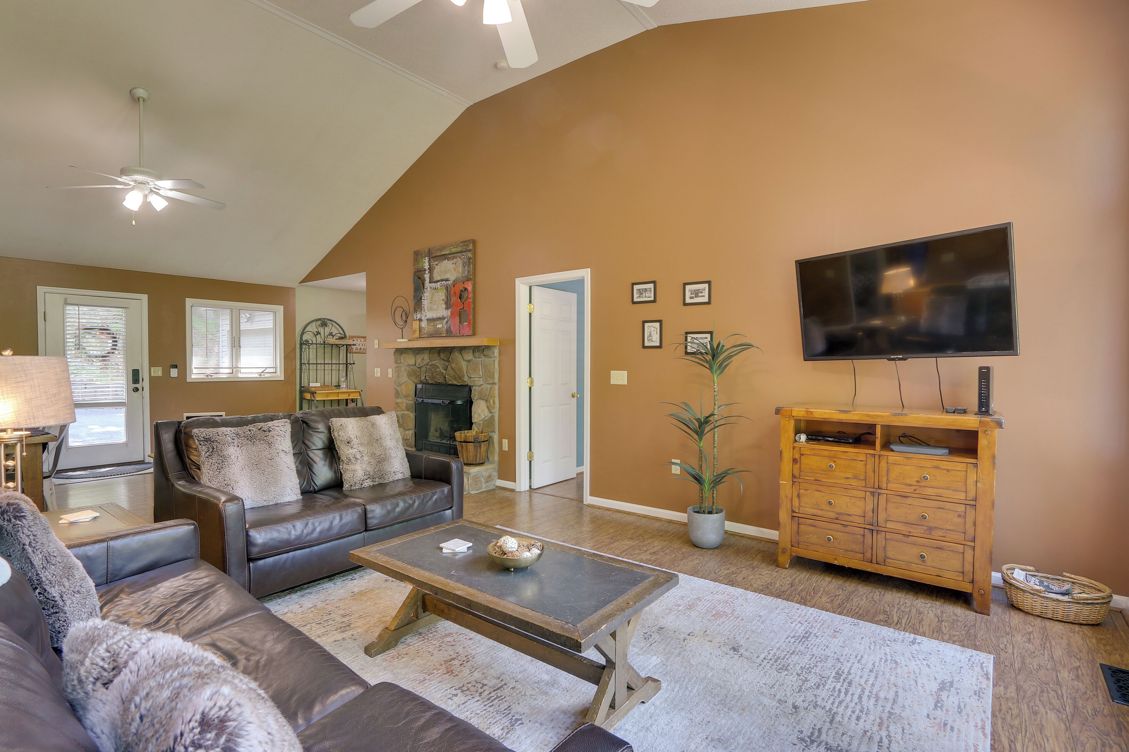 Spacious McGaheysville Home: Hot Tub & Pool Table!