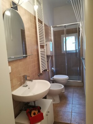 Haartrockner, Handtücher, Seife, Toilettenpapier