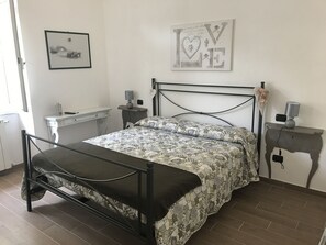 2 Schlafzimmer, Schreibtisch, schallisolierte Zimmer, kostenloses WLAN