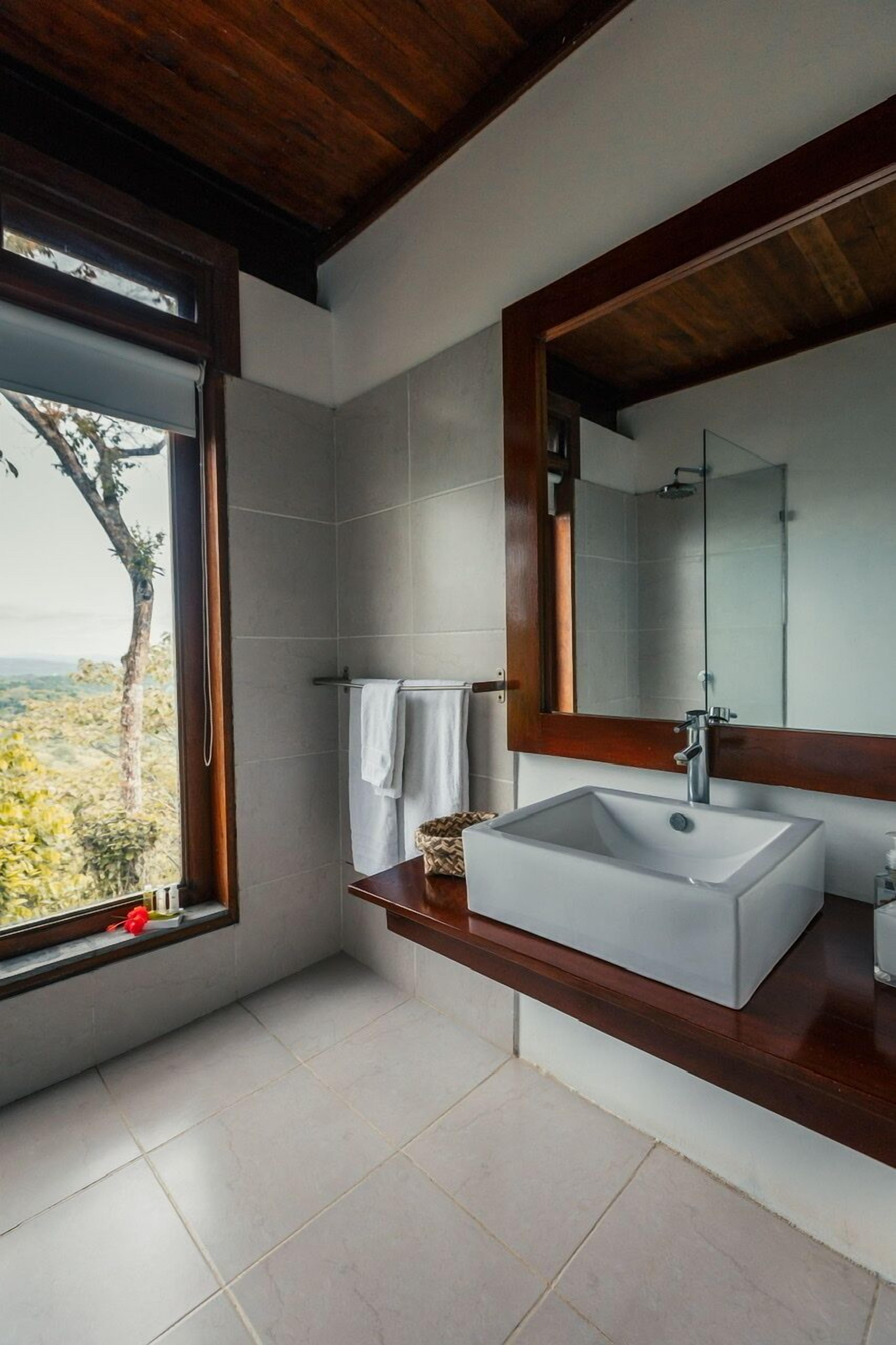 loft 2, vista al mar | bathroom | shower, free toiletries, towels