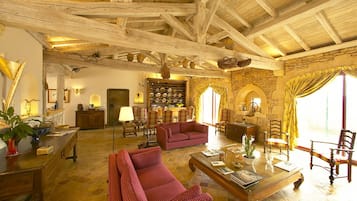 Télévision, cheminée, lecteur de DVD, chaßne hi-fi