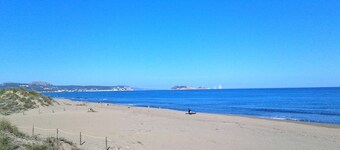 Beachside detached villa, sea views, pool ,broadband and A/C