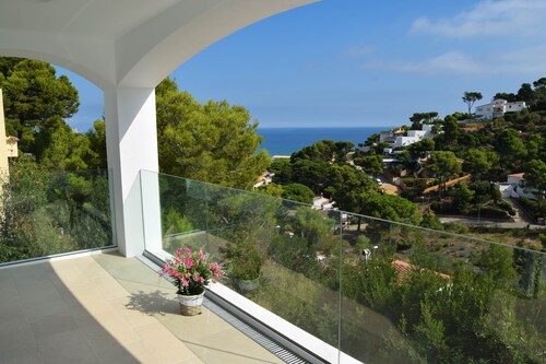 Beachside detached villa, sea views, pool ,broadband and A/C