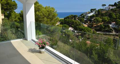 Beachside detached villa, sea views, pool ,broadband and A/C