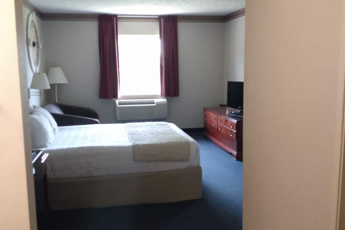 suite, multiple beds | 1 bedroom, premium bedding, down duvets, laptop workspace