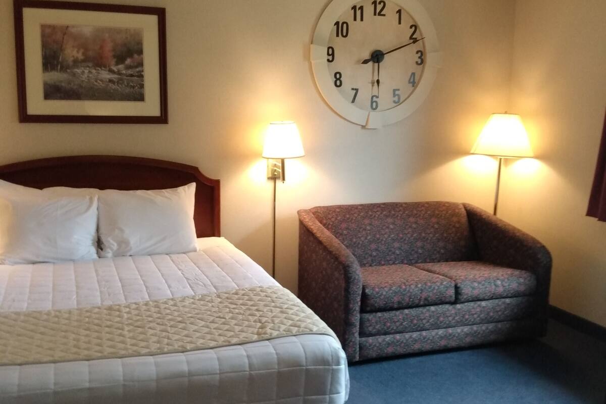 suite, multiple beds | 1 bedroom, premium bedding, down duvets, laptop workspace