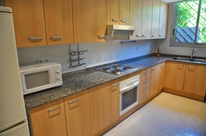 Fridge, oven, cookware/dishes/utensils