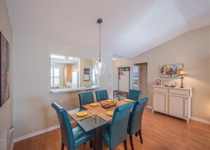 House, 3 Bedrooms | In-room dining