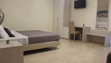 Camera tripla | Biancheria da letto di alta qualità, copriletto in piuma, minibar