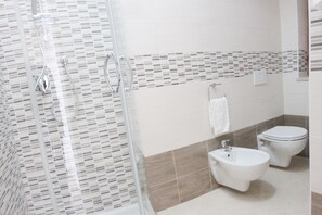 Een douche, gratis toiletartikelen, een haardroger, badjassen