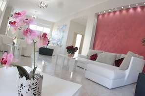 Coin salon dans le hall