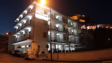 Façade de lâhĂ©bergement - soirĂ©e/nuit