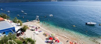 Villa lejlighed Vedran C til 5 meter fra havet, terrasse med liggestole og grill