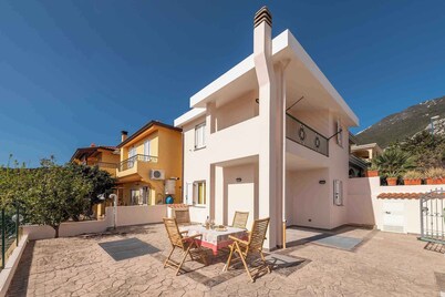 Villa with terrace and washing machine
