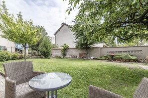Outdoor dining - Independent studio with garden, near cathedral of Reims (Betheny)