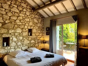 4 bedrooms, desk, iron/ironing board, free WiFi