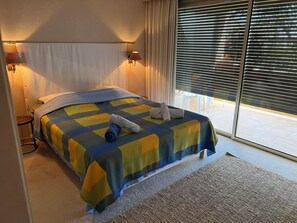2 bedrooms, in-room safe, iron/ironing board, WiFi - Magnifique appartement dominant de 100m2, énorme terrasse vue mer et montagne (Vence)