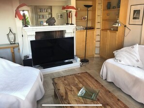 2 chambres, coffres-forts dans les chambres, fer et planche à repasser