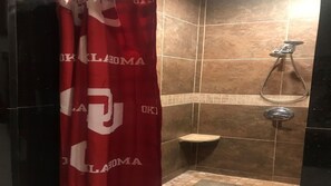 Douche, baignoire à jets, sèche-cheveux, serviettes fournies