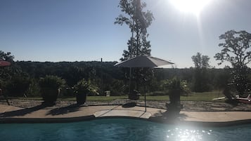 Una piscina al aire libre, una piscina climatizada