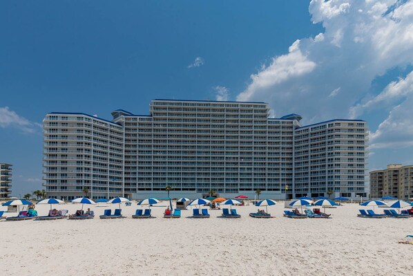 On the beach - LIGHTHOUSE! Popular Property! ~ 1 BR Beach Front! XTRA BATH! (Gulf Shores)