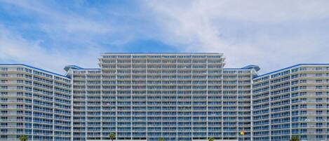 Un grand hôtel à plusieurs étages, doté d’un design moderne, avec une façade symétrique et un toit plat.