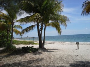 Vlak bij het strand, ligstoelen aan het strand, strandlakens