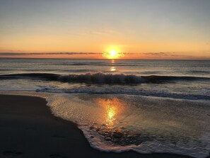 ビーチの近く、サンラウンジャー、ビーチタオル