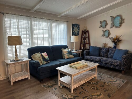 Immaculate 3Bed 2Bath OSV Gem Walk to Beach Pools Hottub Outdoor shower Golfcart