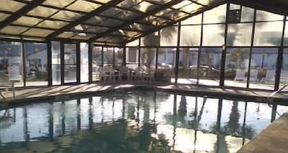 Vista al estanque, a pie de playa Piscina caliente, 3 Bdr 2 Ba, carrito de golf, ropa de cama, ubicación!