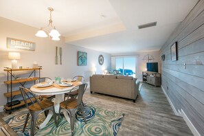 Televisio, DVD-soitin, kirjoja, musiikkikirjasto